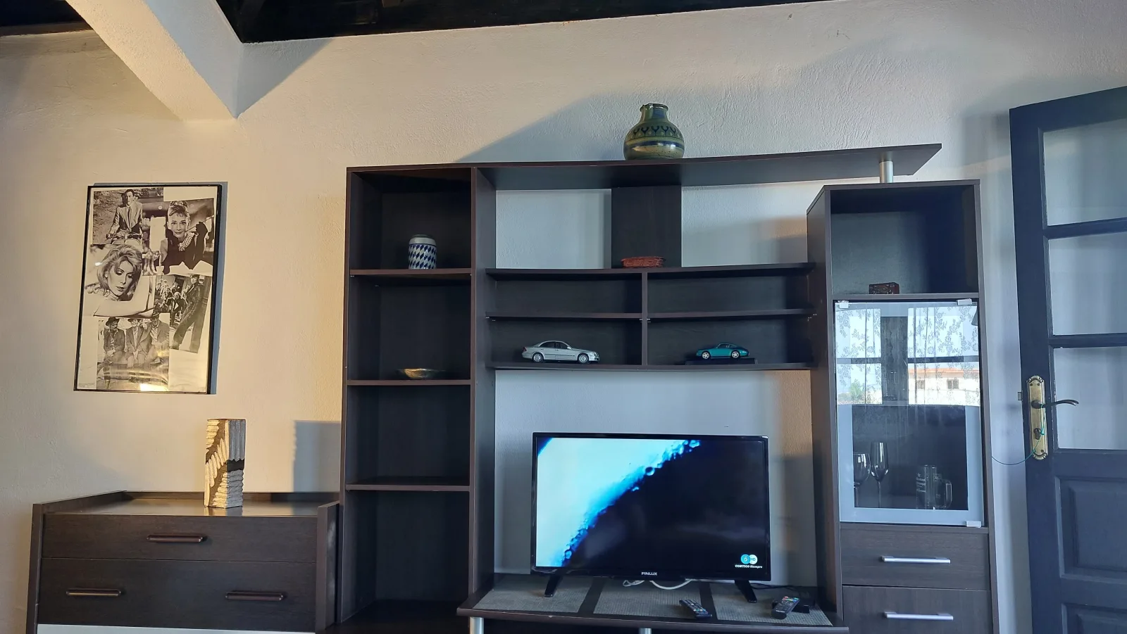 Apartment mit privatem Balkon sowie Meer- und Gebirgsblick im modernen Stil