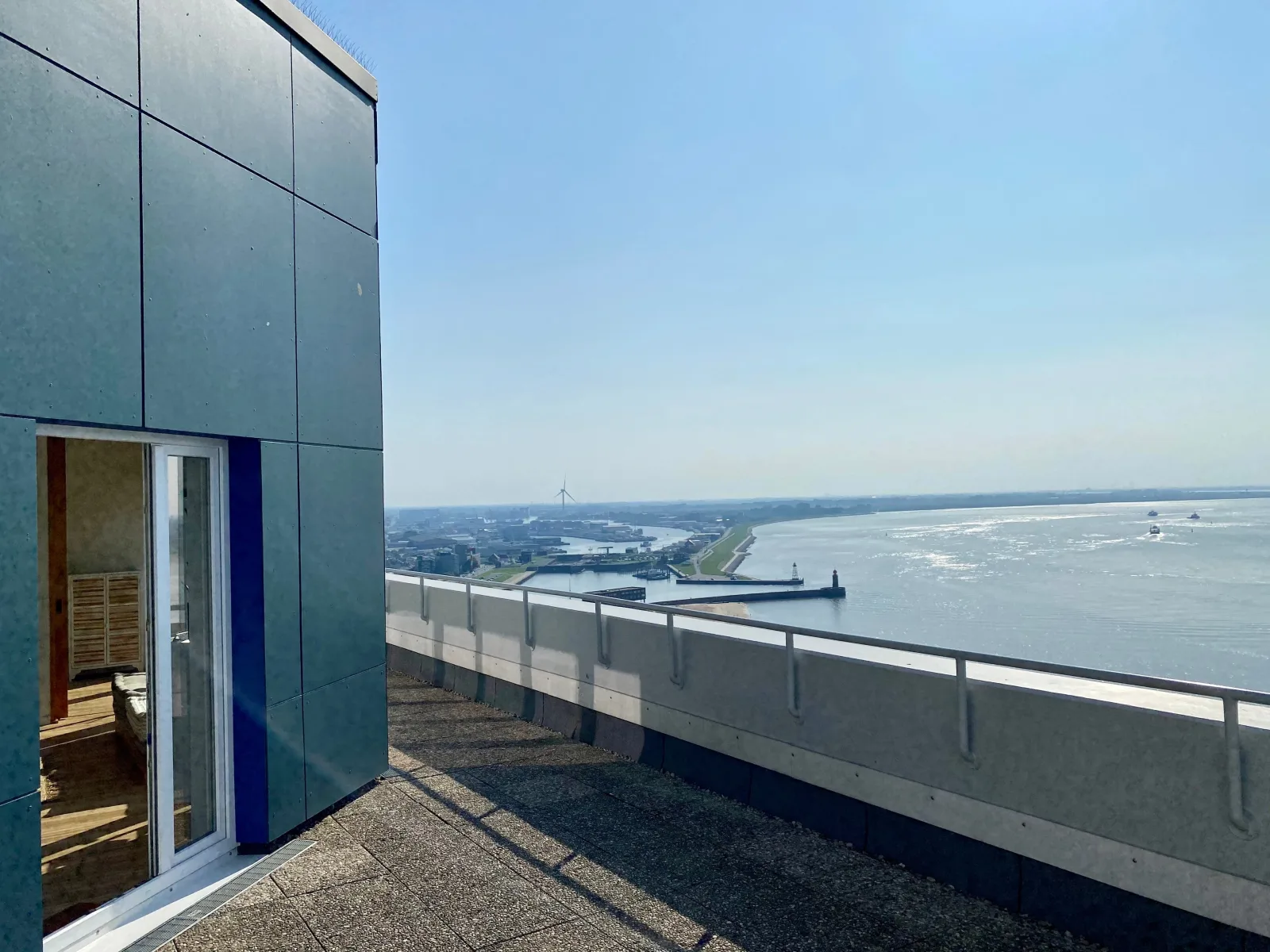 COAST HOUSE Sky Suite