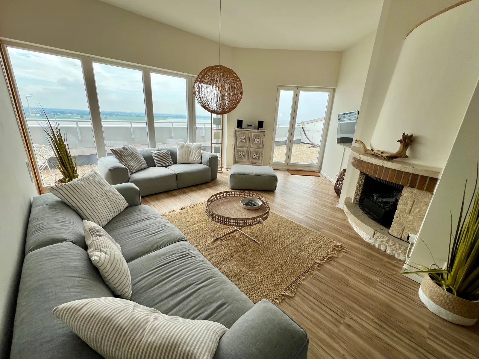 COAST HOUSE Sky Suite