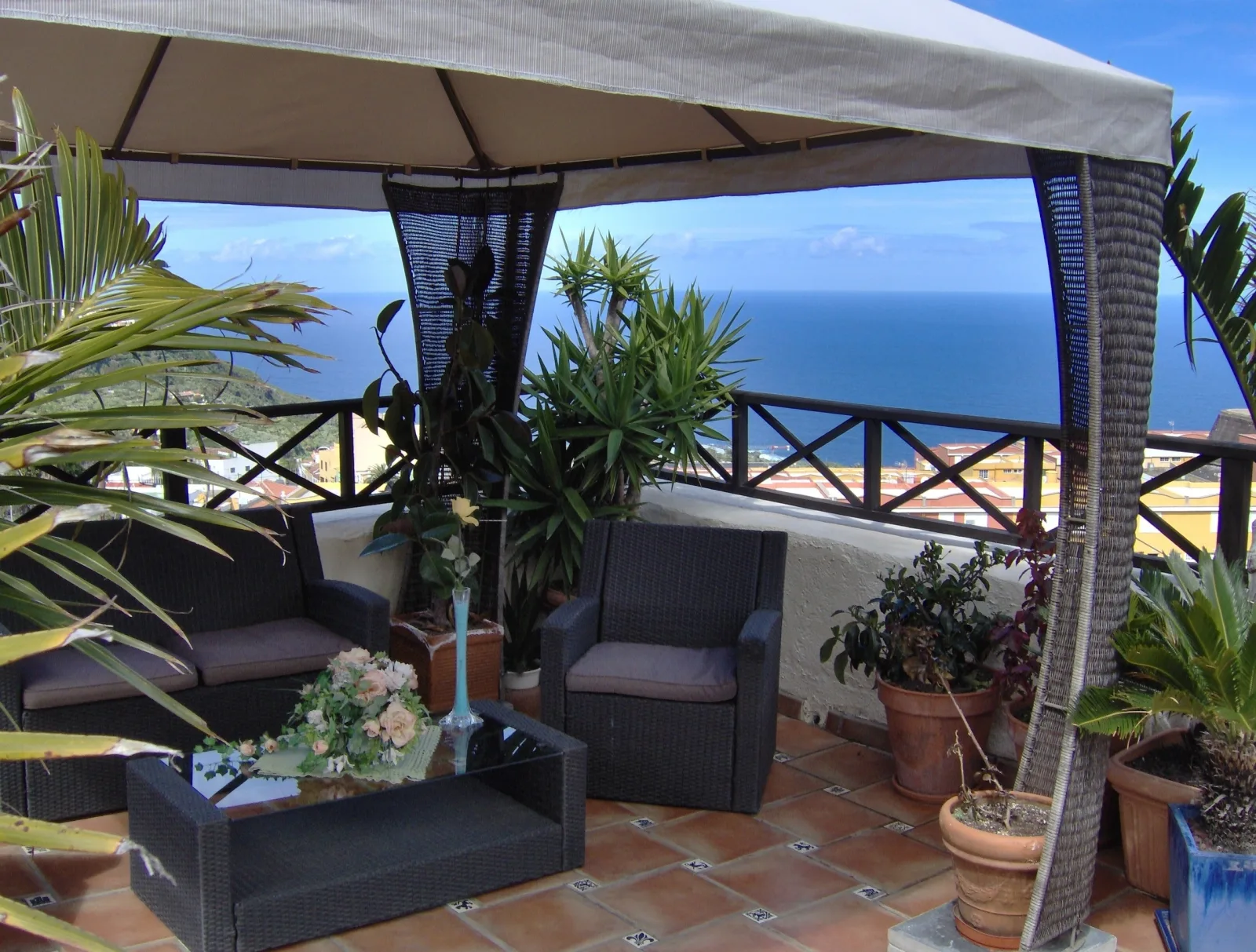 Apartment mit privatem Balkon und Meerblick im rustikalen Stil