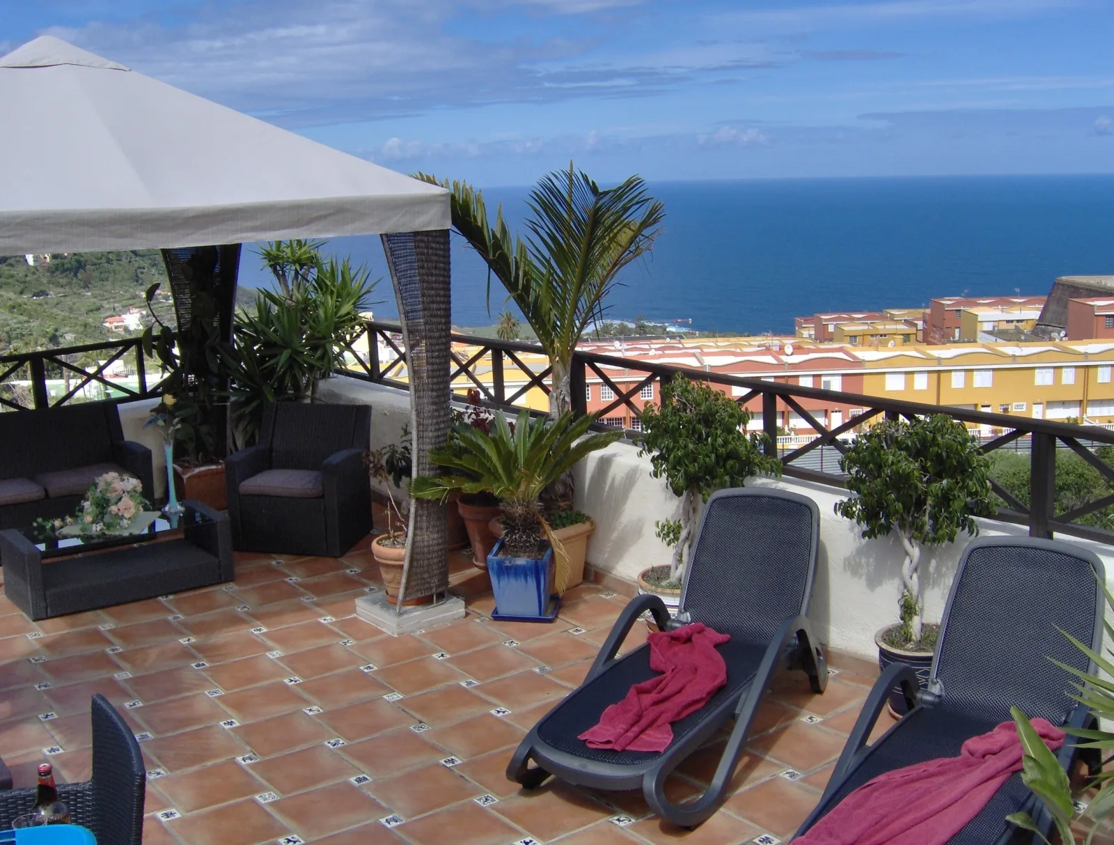 Apartment mit privatem Balkon und Meerblick im rustikalen Stil