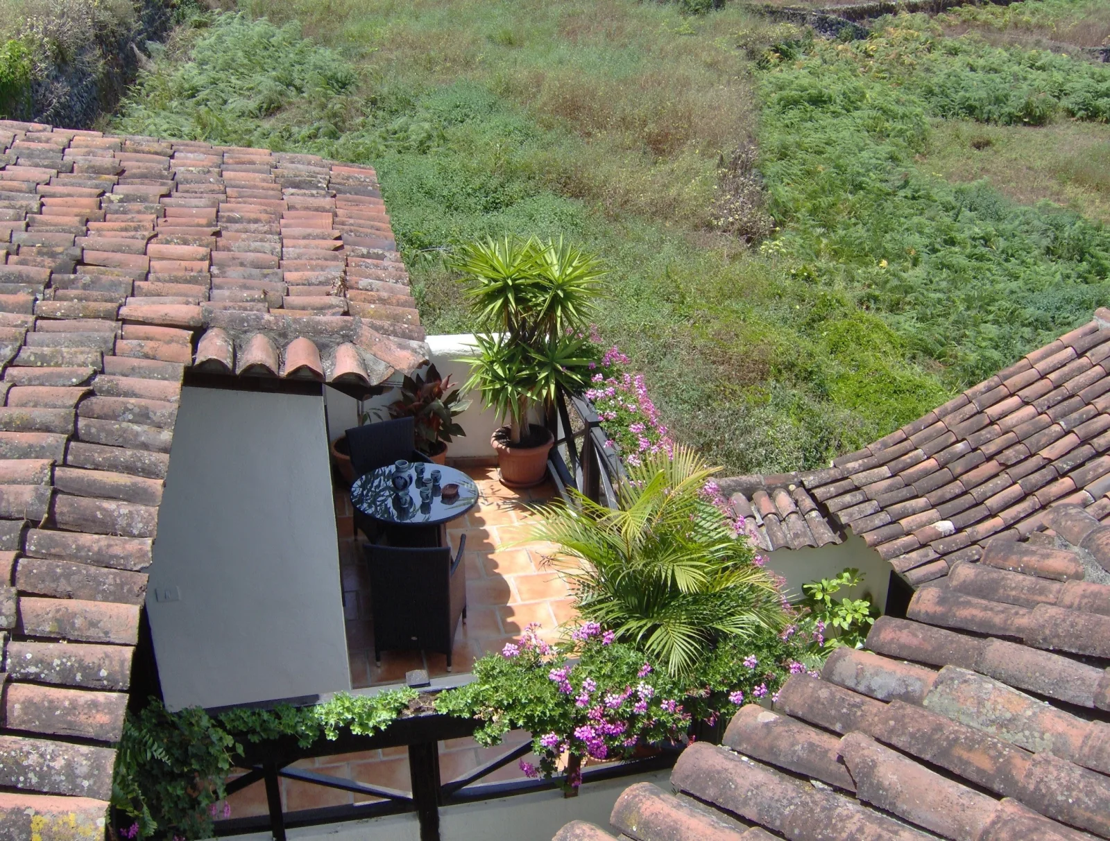 Apartment mit privatem Balkon und Meerblick im rustikalen Stil