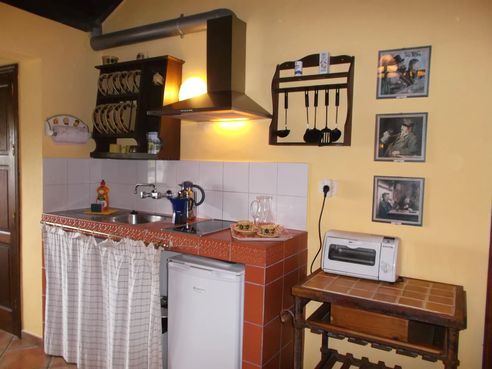 Apartment mit privatem Balkon und Meerblick im rustikalen Stil