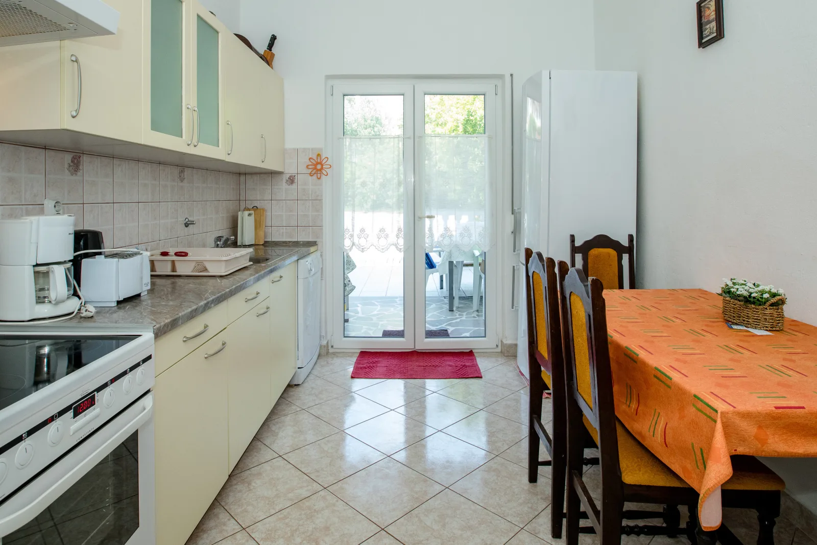 Apartment Daisy- excellent location close to Rab