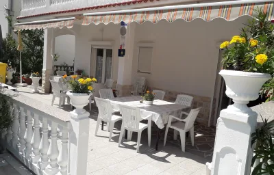 Apartment Daisy- excellent location close to Rab