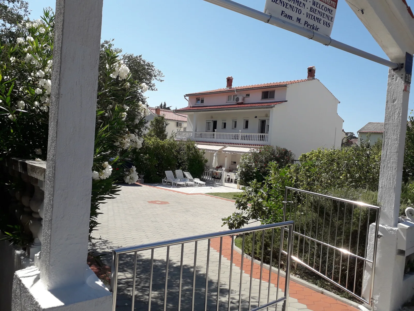 Apartment Daisy- excellent location close to Rab
