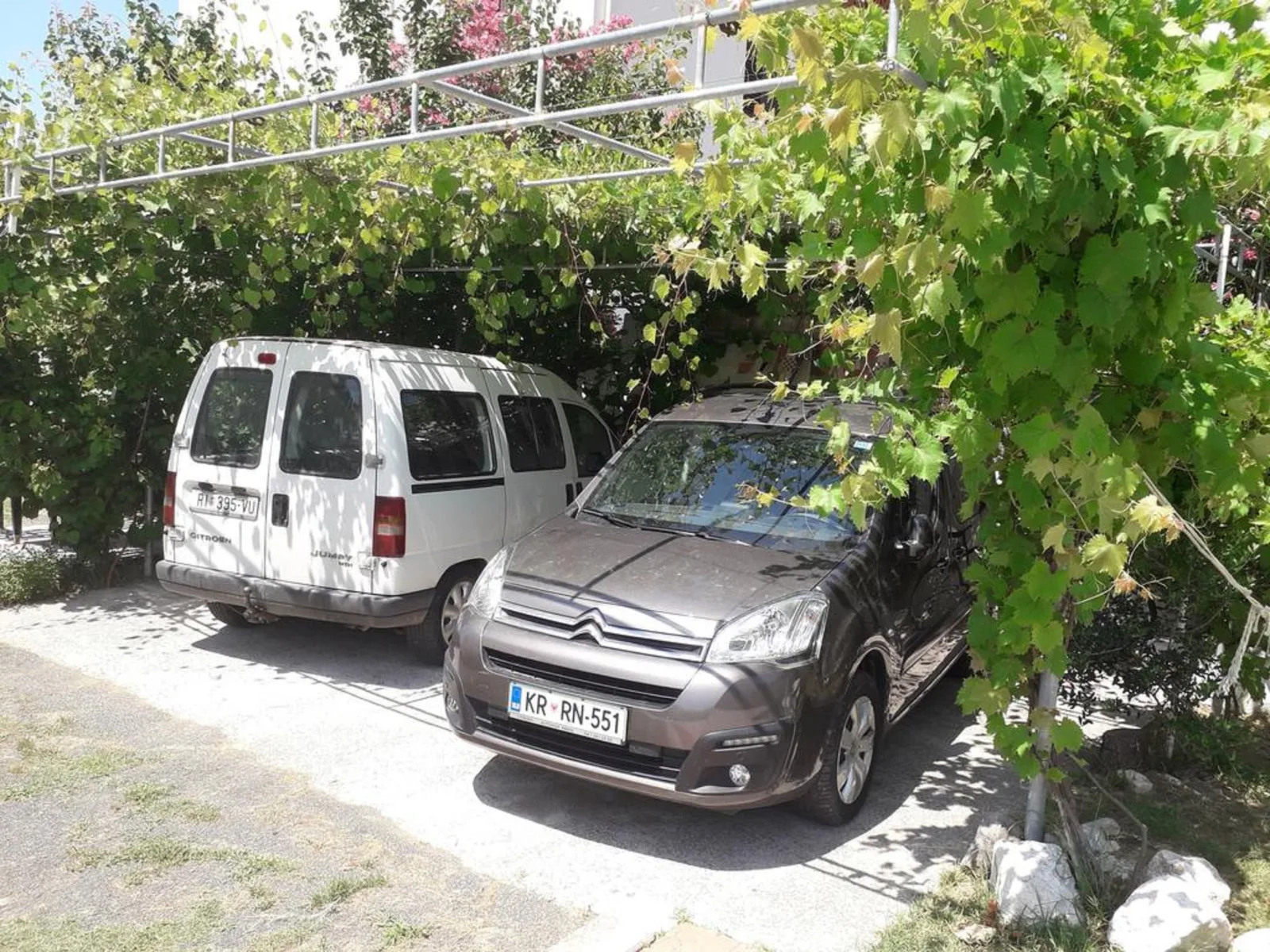 Apartment Daisy- excellent location close to Rab