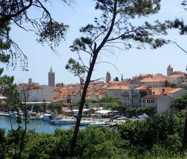 Apartment Daisy- excellent location close to Rab