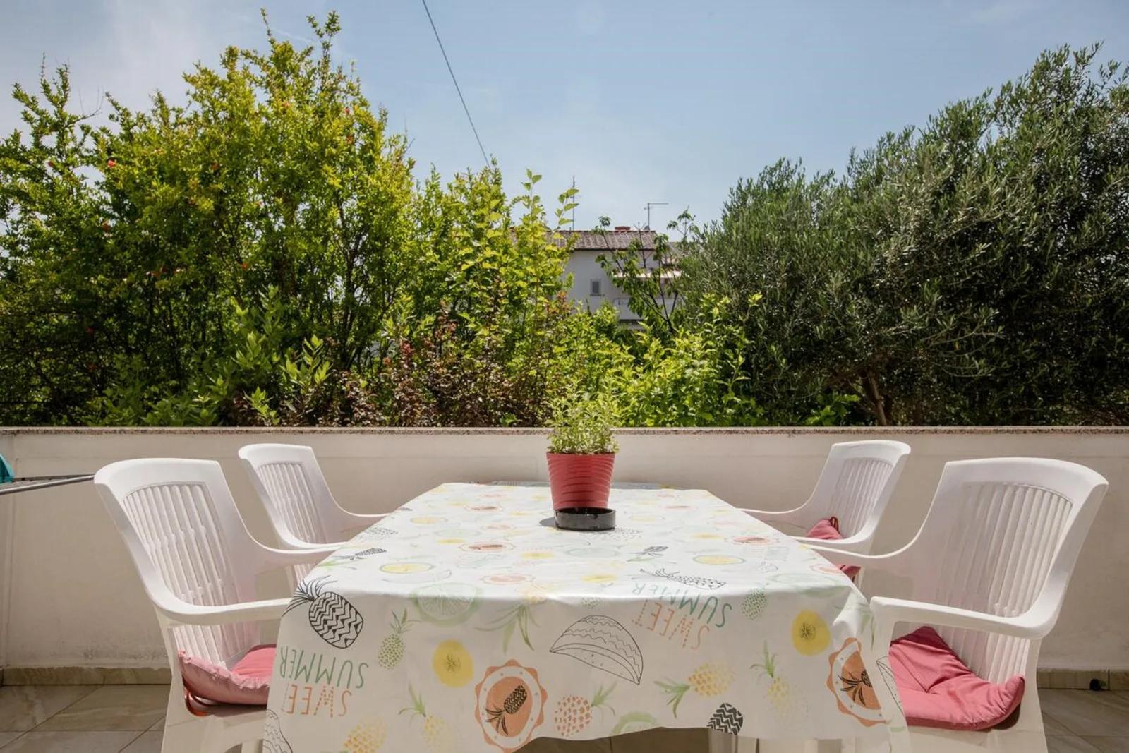 Apartment Daisy- excellent location close to Rab