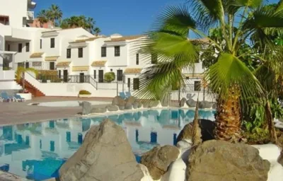 Ferienhaus mit Pool & Terrassen - F8059