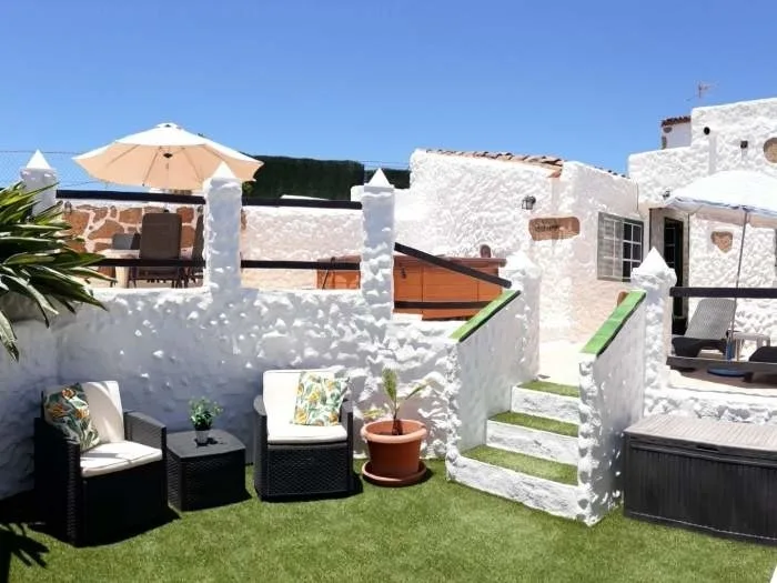 Ferienhaus mit Jacuzzi und Terrasse