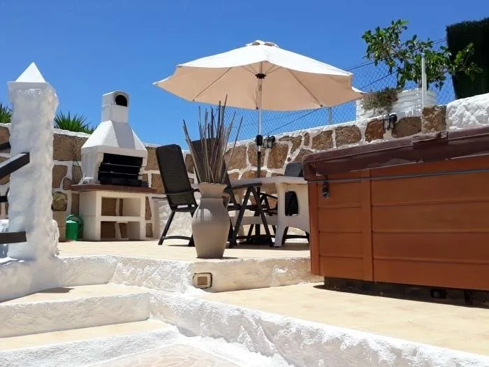 Ferienhaus mit Jacuzzi und Terrasse