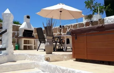 Ferienhaus mit Jacuzzi und Terrasse