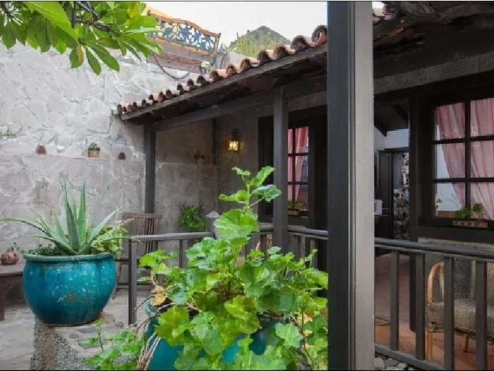 Haus mit Terrasse und Garten - F5664