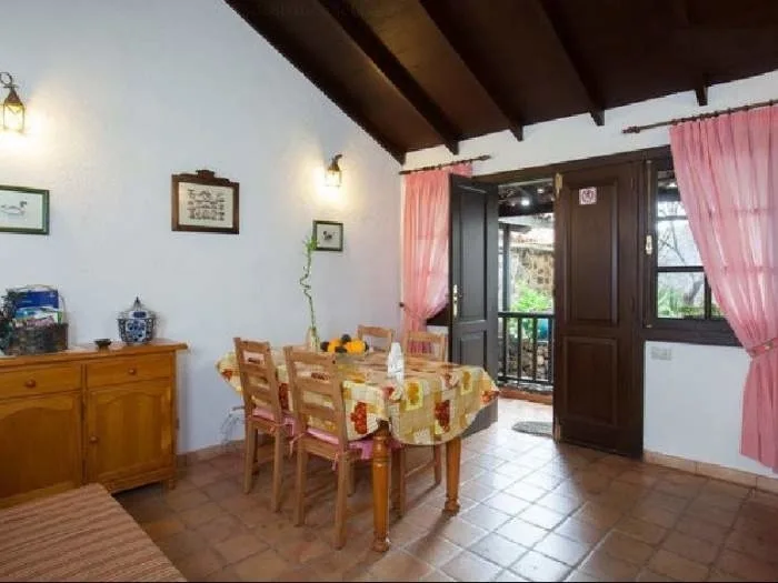 Haus mit Terrasse und Garten - F5664