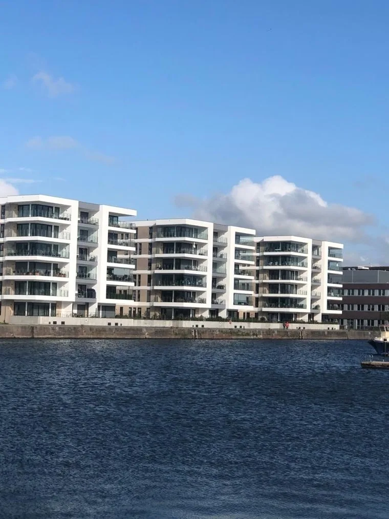 Port Marina "Schlagseite"
