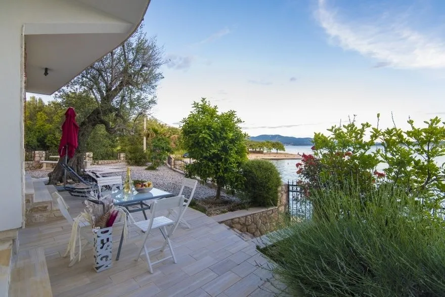 0.EG.SPLIT / Finca