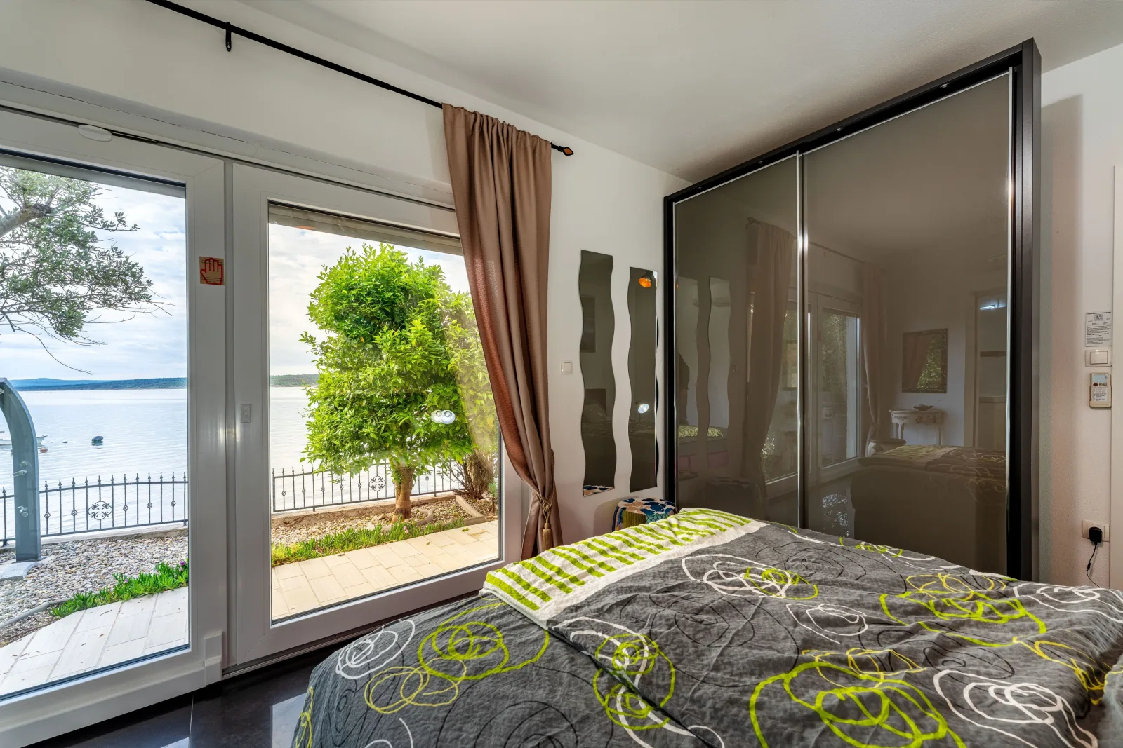 0.EG.SPLIT / Finca