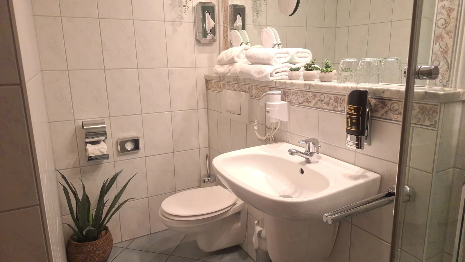 1 Raum Apartment großer Balkon