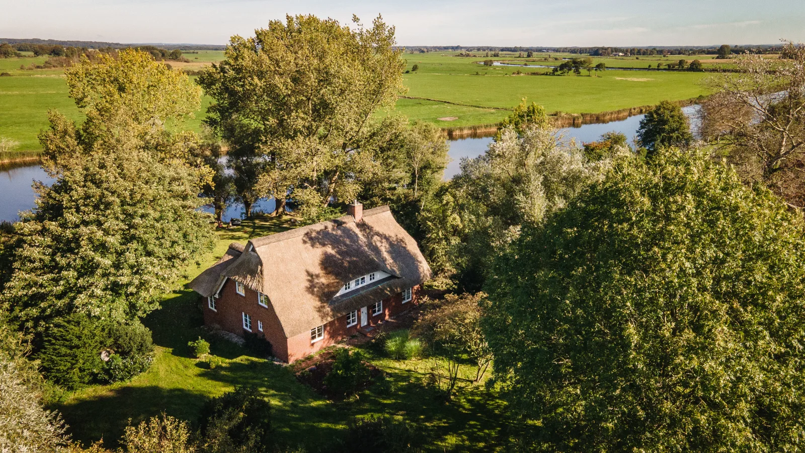 Reetdachhaus direkt am Wasser