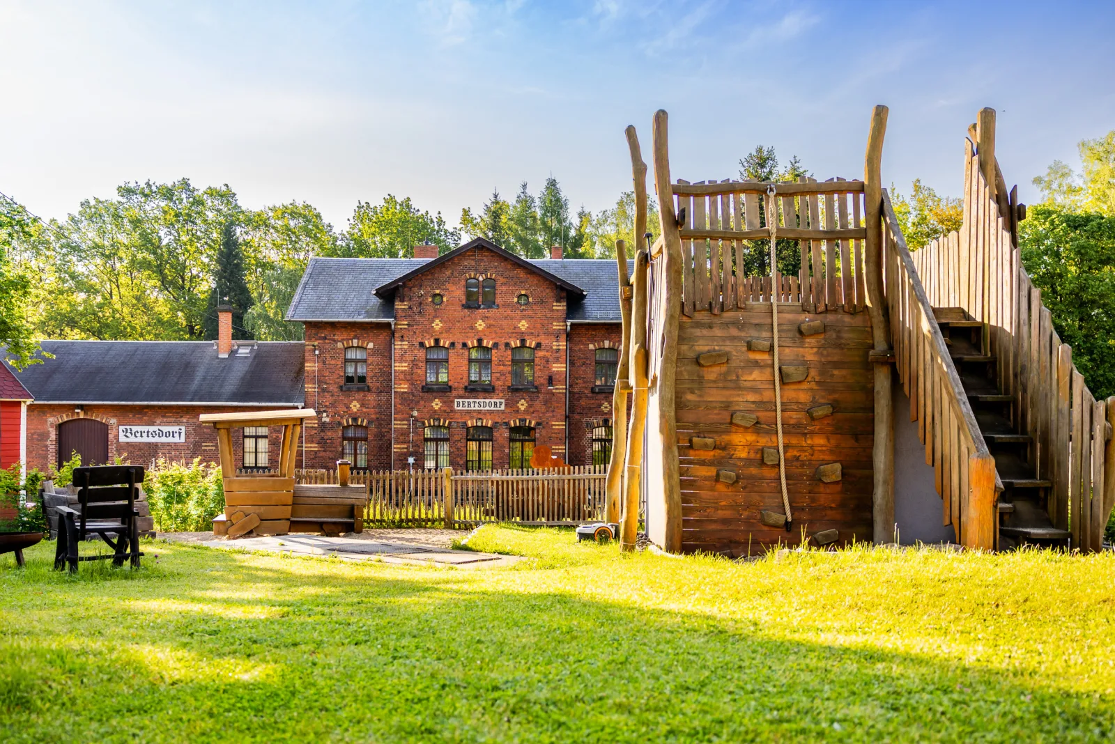 Ferienhaus Bimmelbahn 2 - Familienferienhaus 100 m²  am Dampflokbahnhof / Sauna / Trampolin/ Spielezimmer