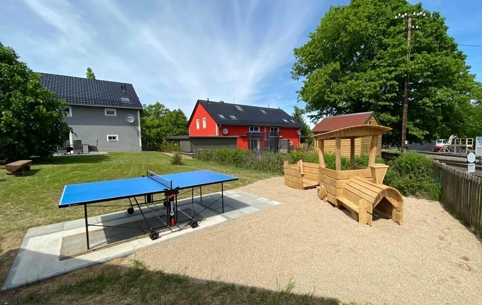 Ferienhaus Bimmelbahn 2 - Familienferienhaus 100 m²  am Dampflokbahnhof / Sauna / Trampolin/ Spielezimmer