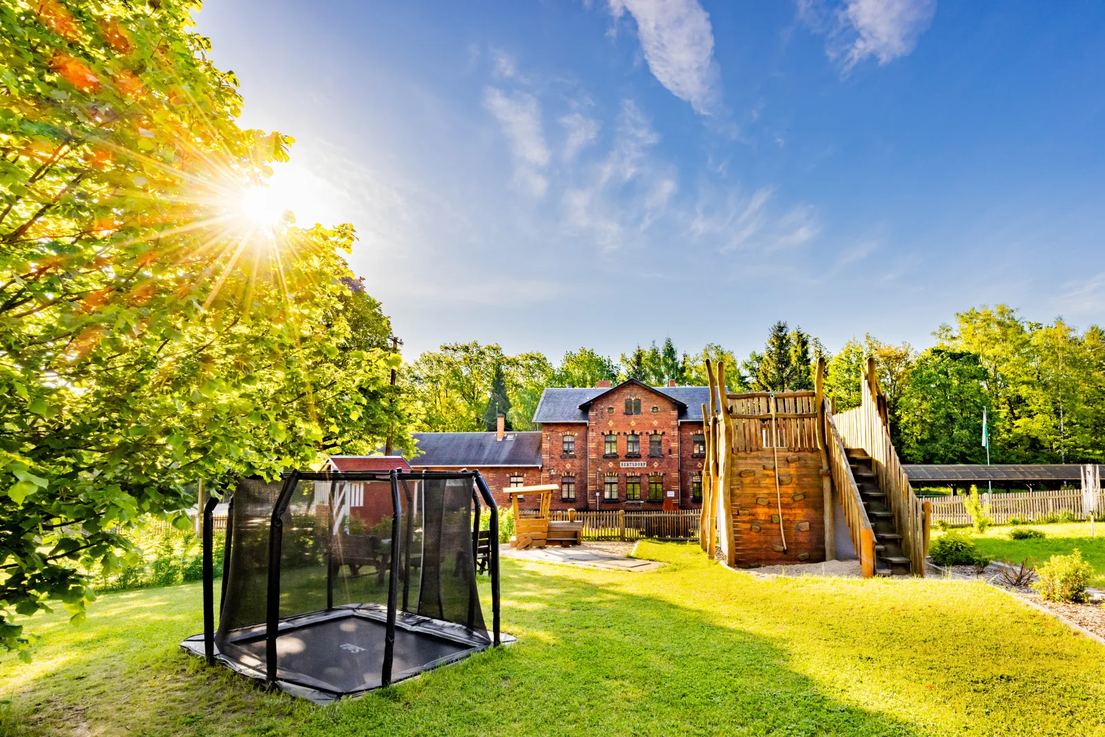 Ferienhaus Bimmelbahn 2 - Familienferienhaus 100 m²  am Dampflokbahnhof / Sauna / Trampolin/ Spielezimmer
