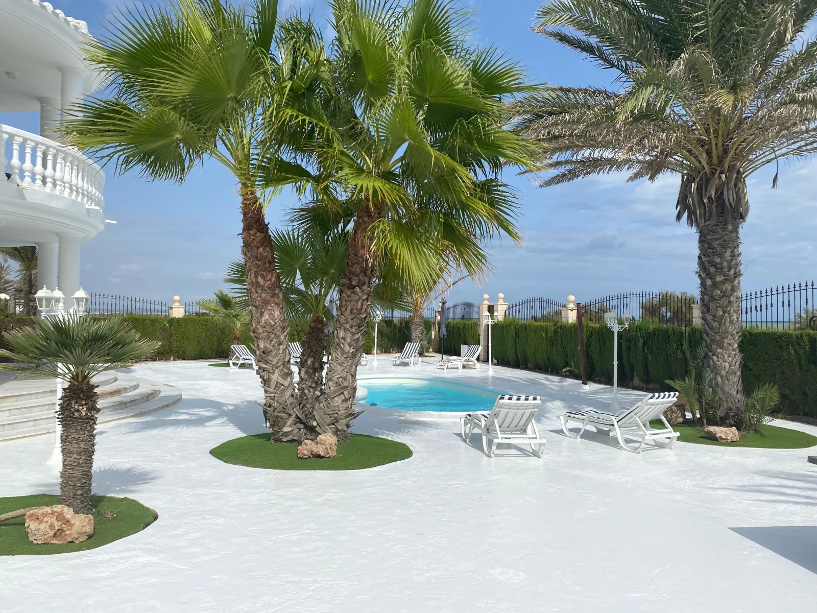 Luxus Villa, direkt am Mittelmeer mit Sandstrand.
