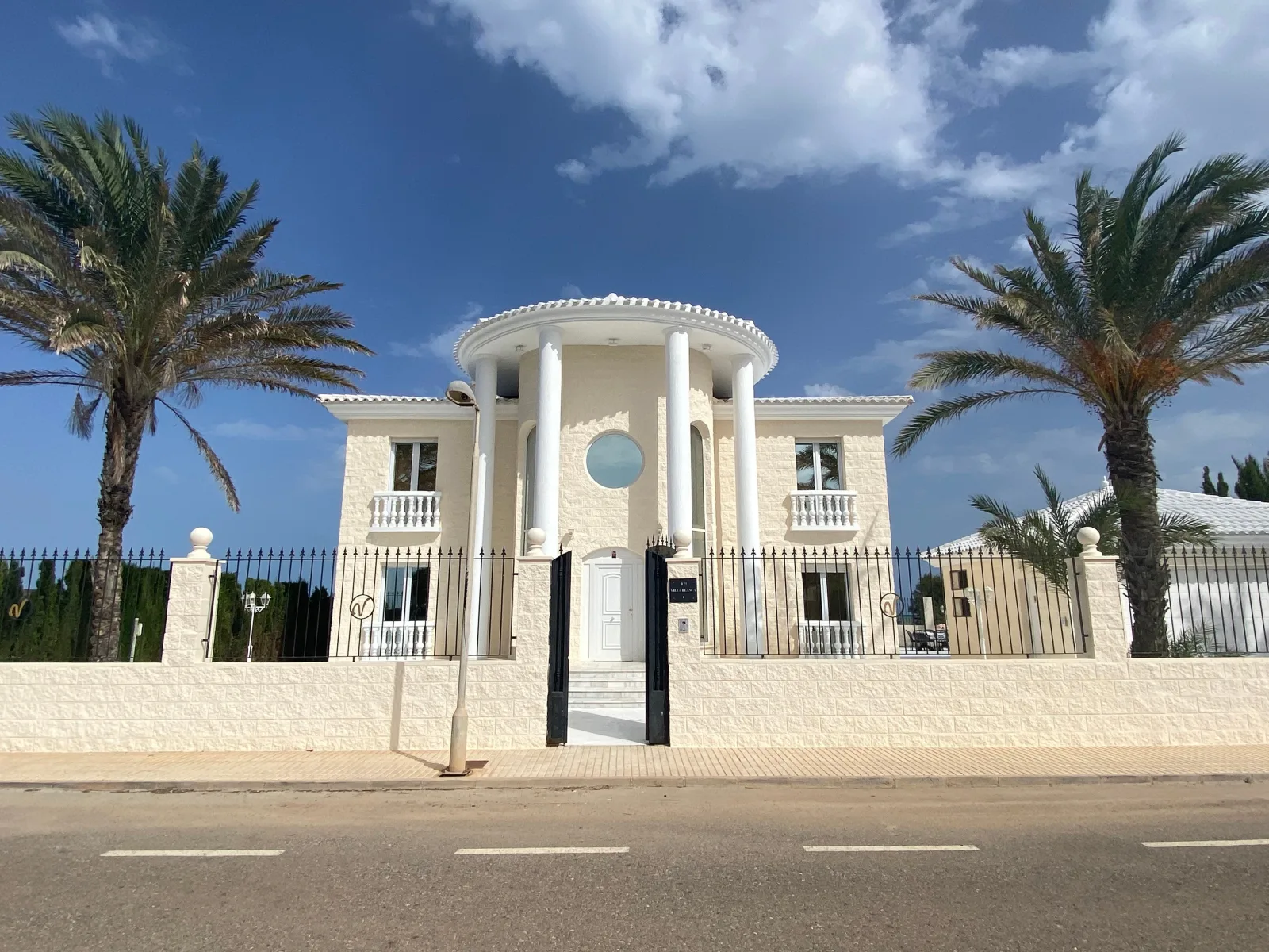 Luxus Villa, direkt am Mittelmeer mit Sandstrand.