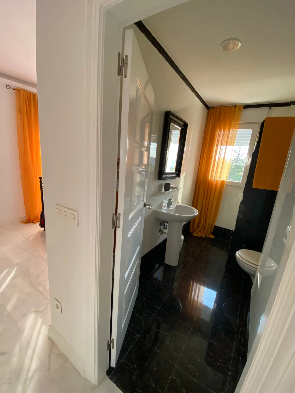 Luxus Villa, direkt am Mittelmeer mit Sandstrand.