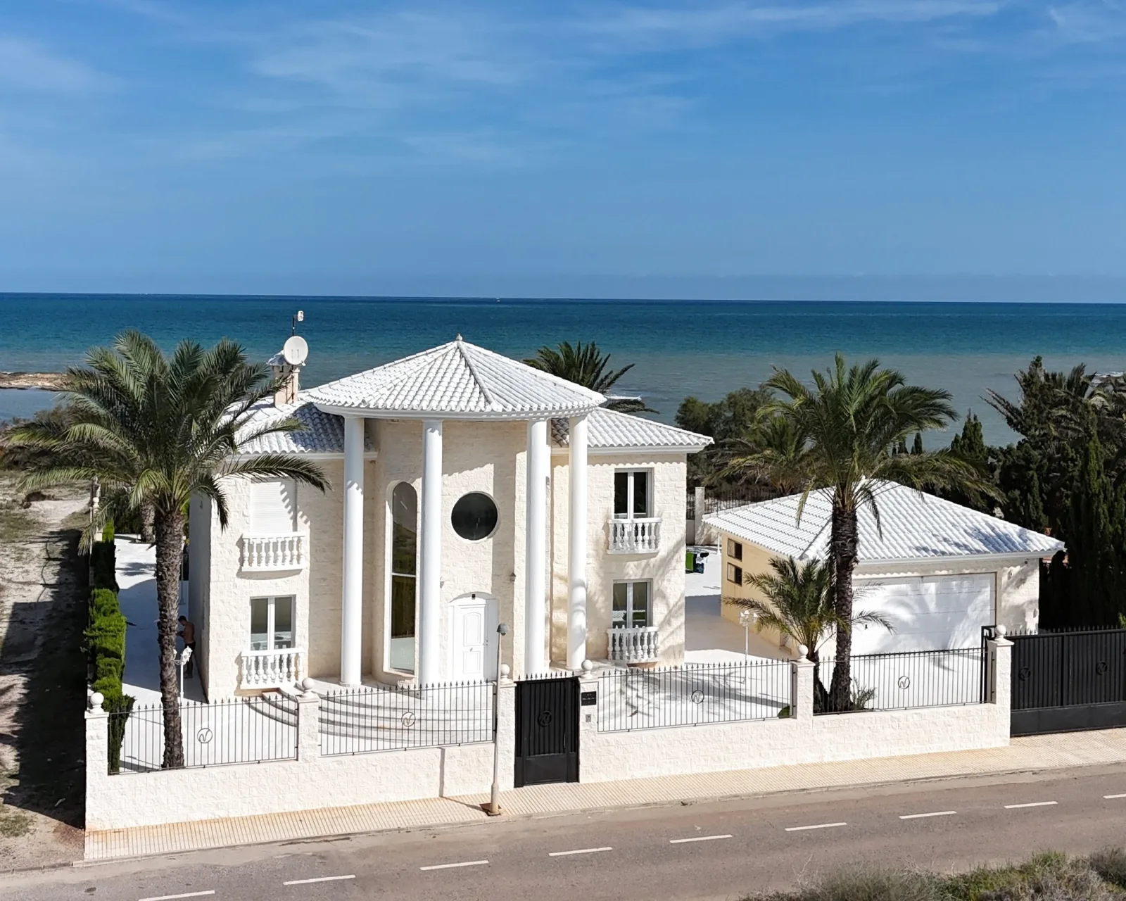 Luxus Villa, direkt am Mittelmeer mit Sandstrand.