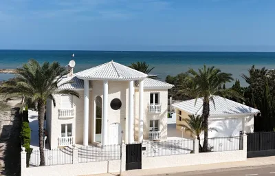Luxus Villa, direkt am Mittelmeer mit Sandstrand.