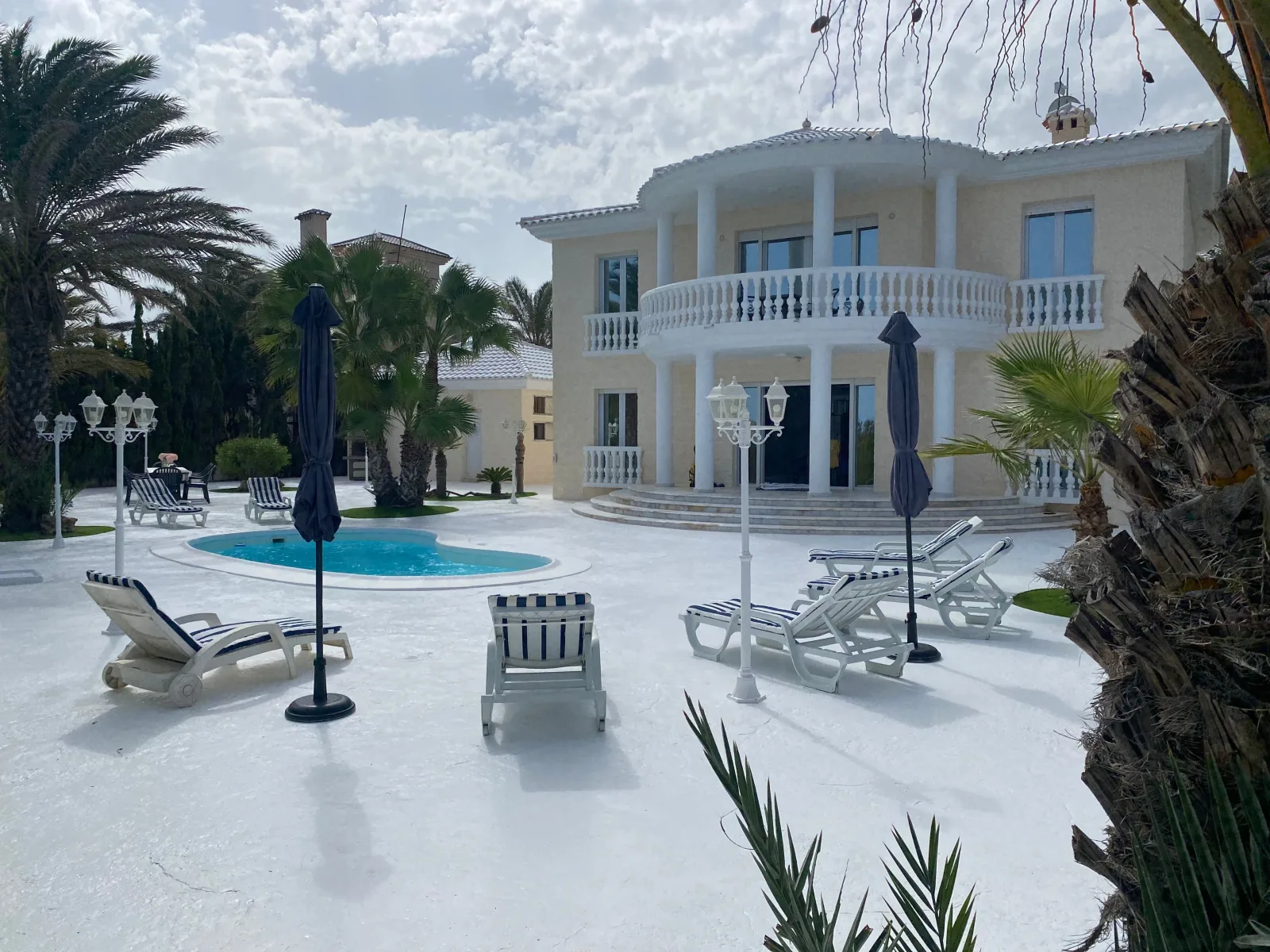 Luxus Villa, direkt am Mittelmeer mit Sandstrand.
