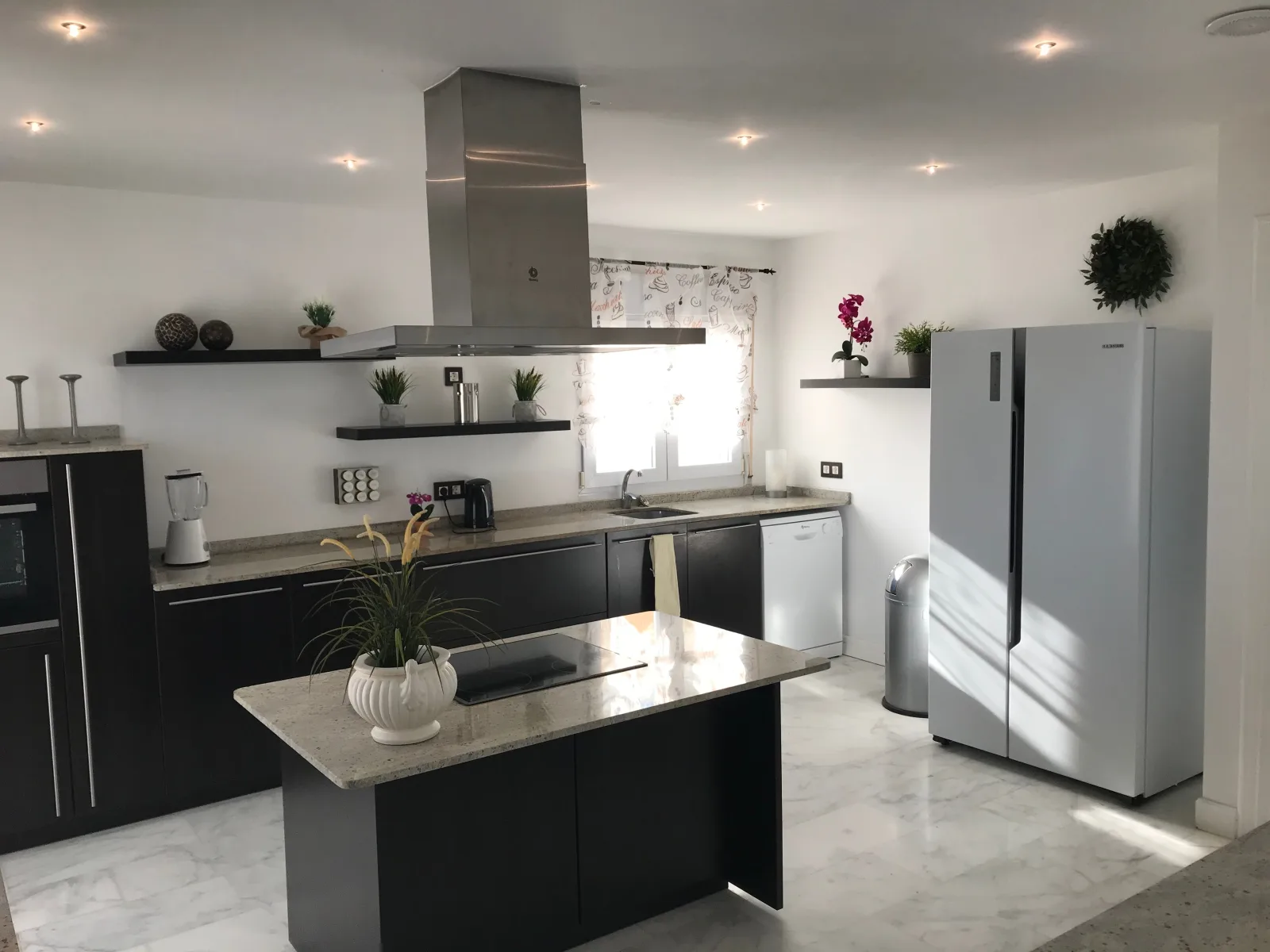 Luxus Villa, direkt am Mittelmeer mit Sandstrand.