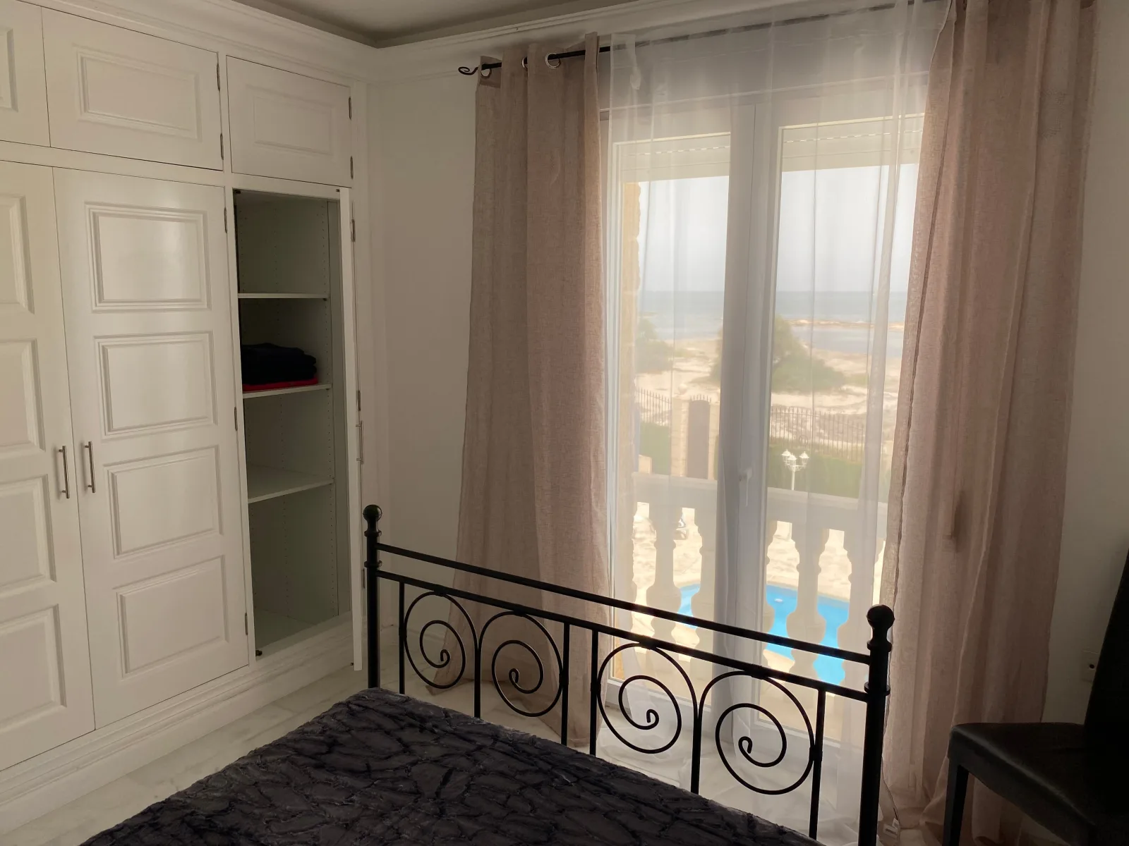 Luxus Villa, direkt am Mittelmeer mit Sandstrand.
