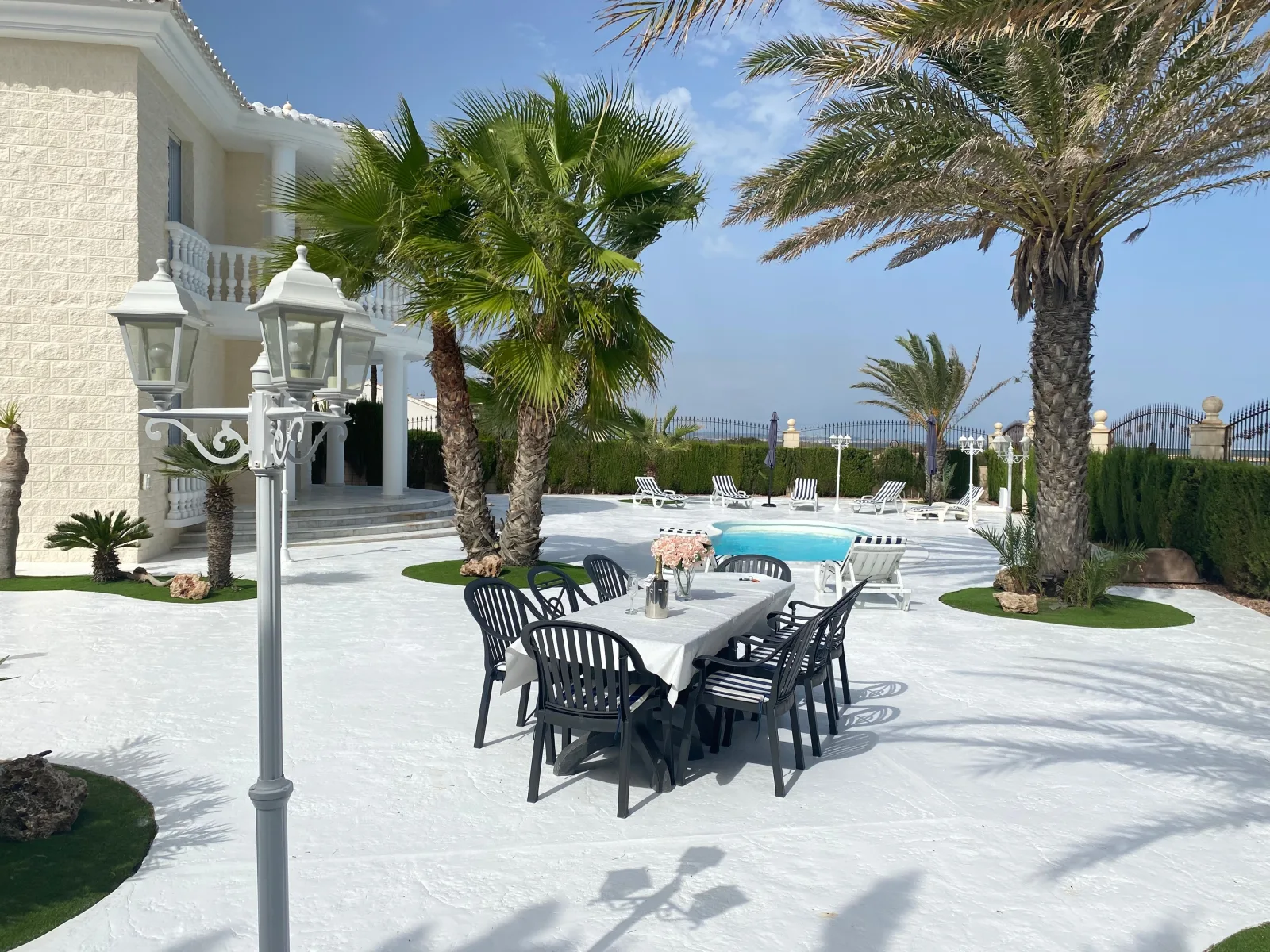 Luxus Villa, direkt am Mittelmeer mit Sandstrand.