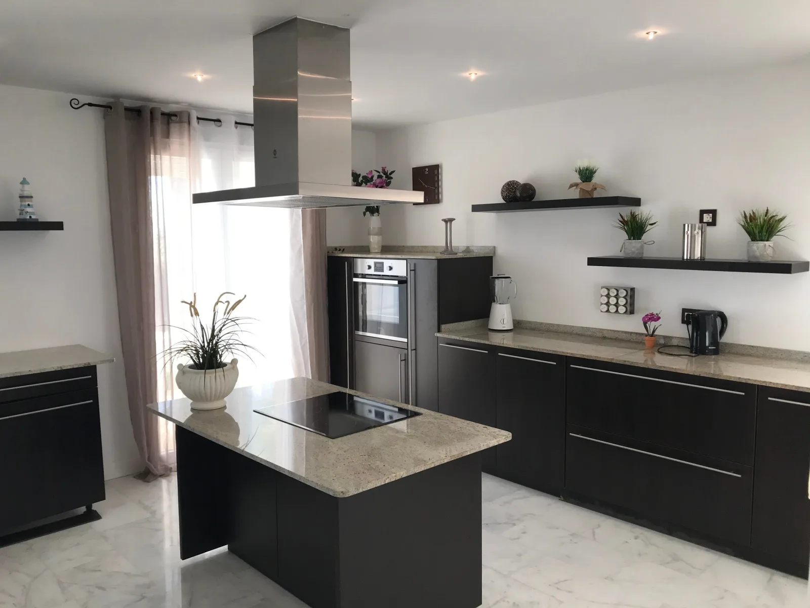 Luxus Villa, direkt am Mittelmeer mit Sandstrand.