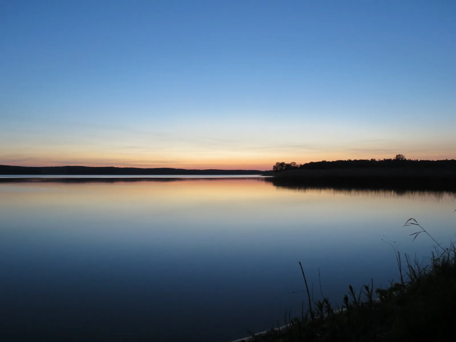  "Blaues Haus am See mit Boot"