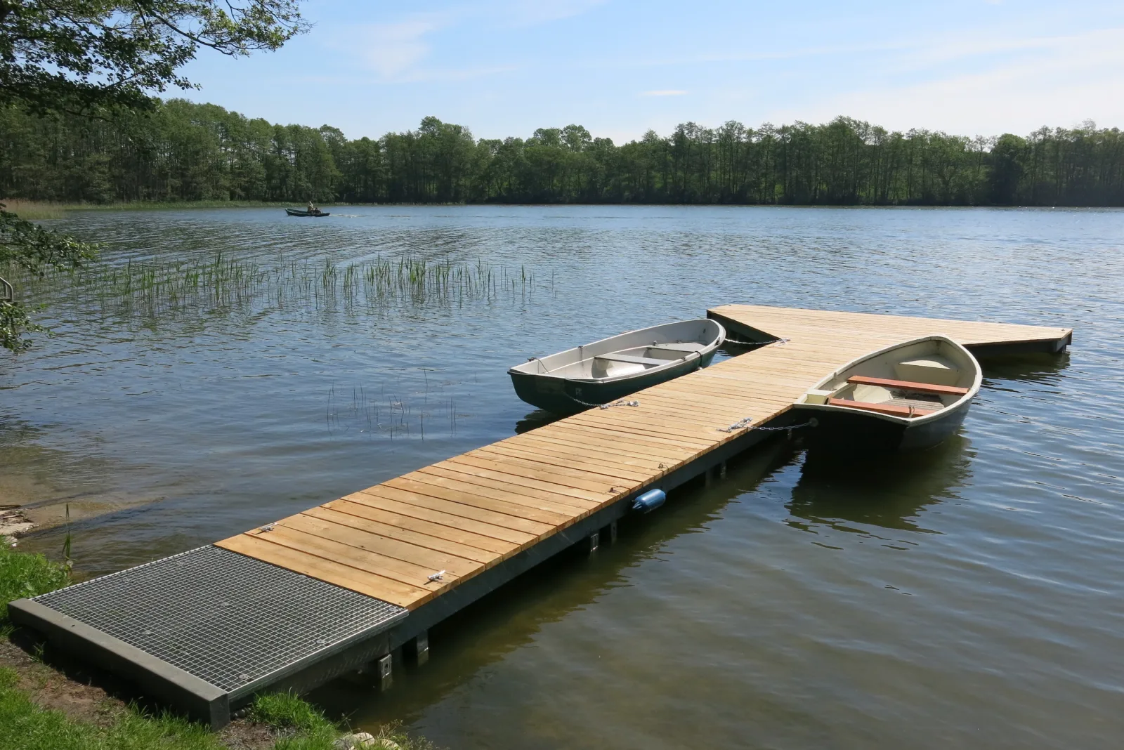  "Blaues Haus am See mit Boot"