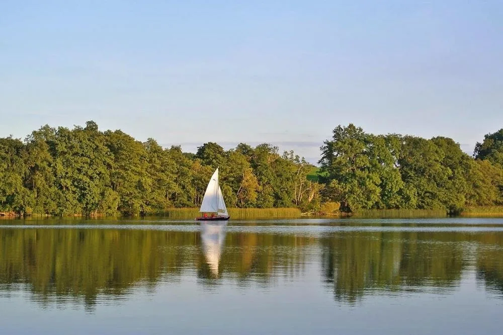  "Blaues Haus am See mit Boot"