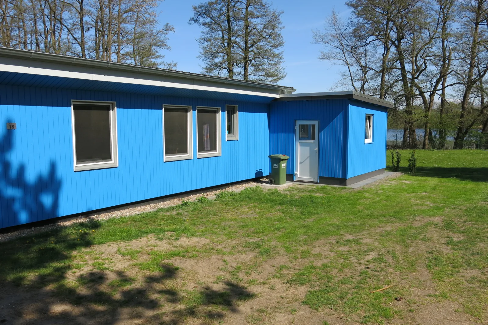  "Blaues Haus am See mit Boot"
