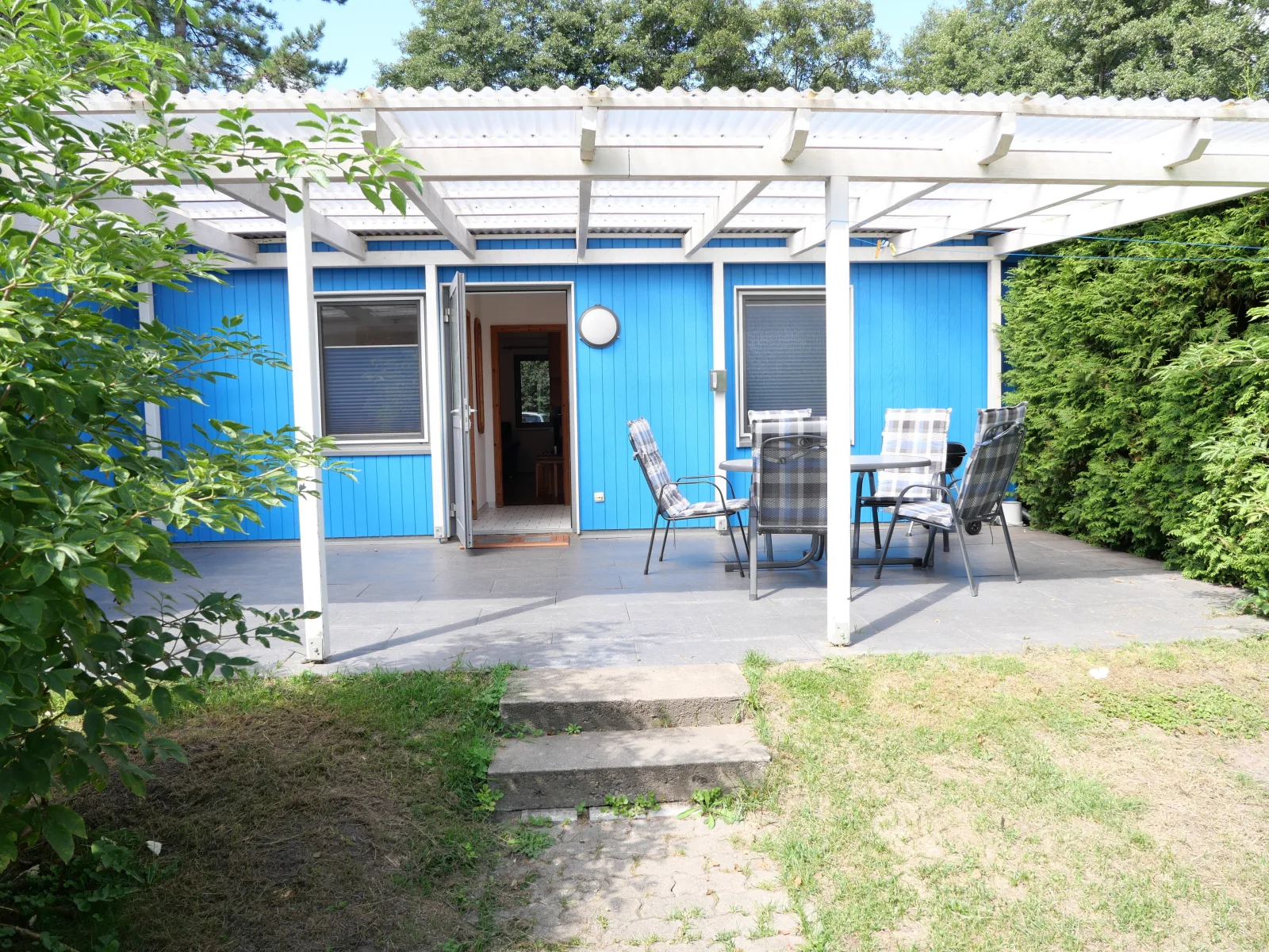  "Blaues Haus am See mit Boot"