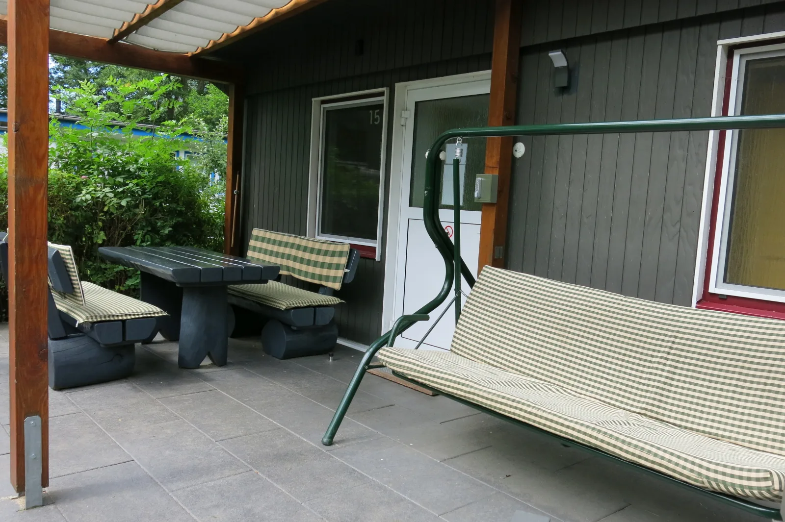  "Goldenes Haus am See mit Boot"