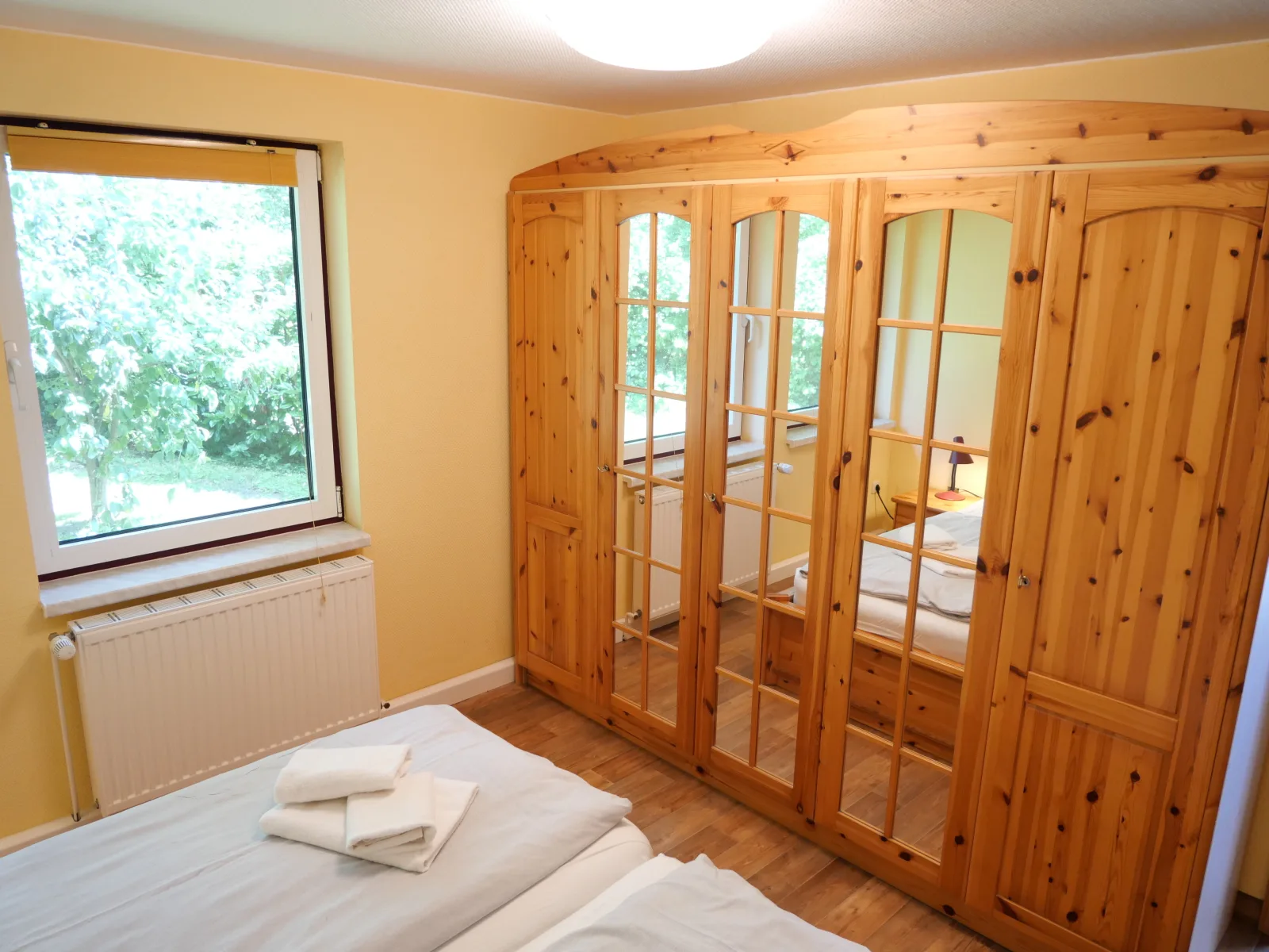  "Goldenes Haus am See mit Boot"