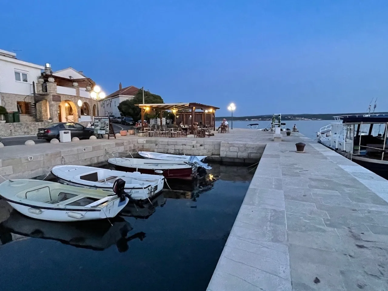 Geschmacksvolle Ferienwohnung mit Pool nur 60 m vom Strand für bis 5 Personen