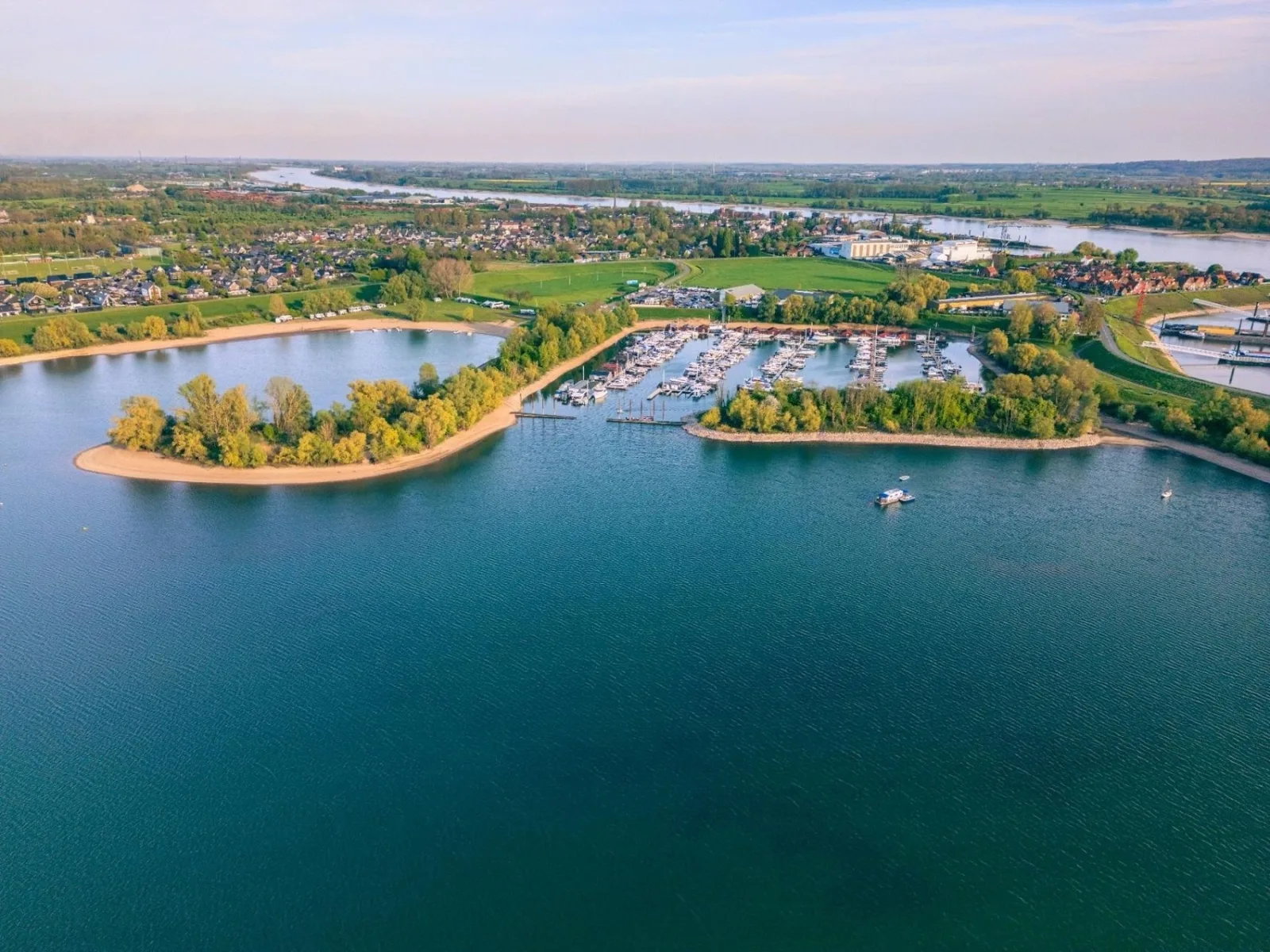 Hausboot Püntenel - stationär - Traumhafte Ferienwohnung AUF dem Wasser