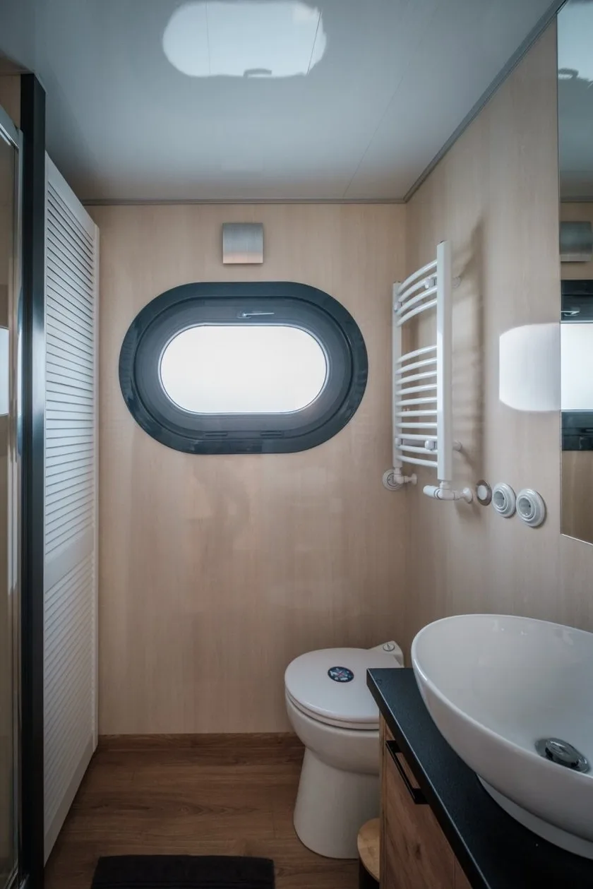 Hausboot Püntenel - stationär - Traumhafte Ferienwohnung AUF dem Wasser
