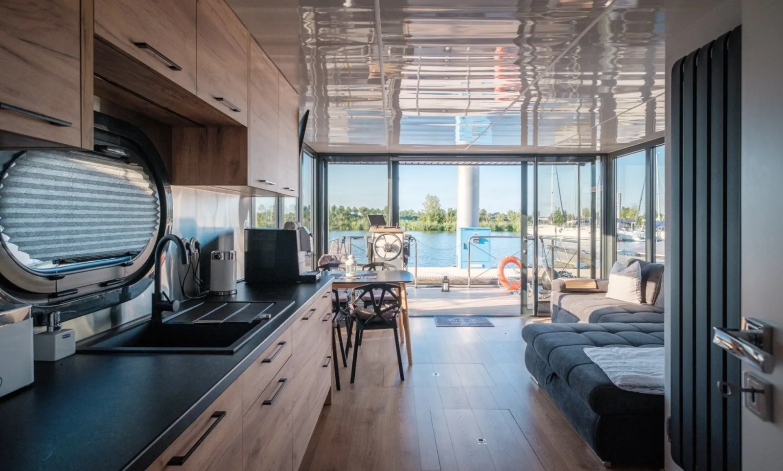 Hausboot Püntenel - stationär - Traumhafte Ferienwohnung AUF dem Wasser