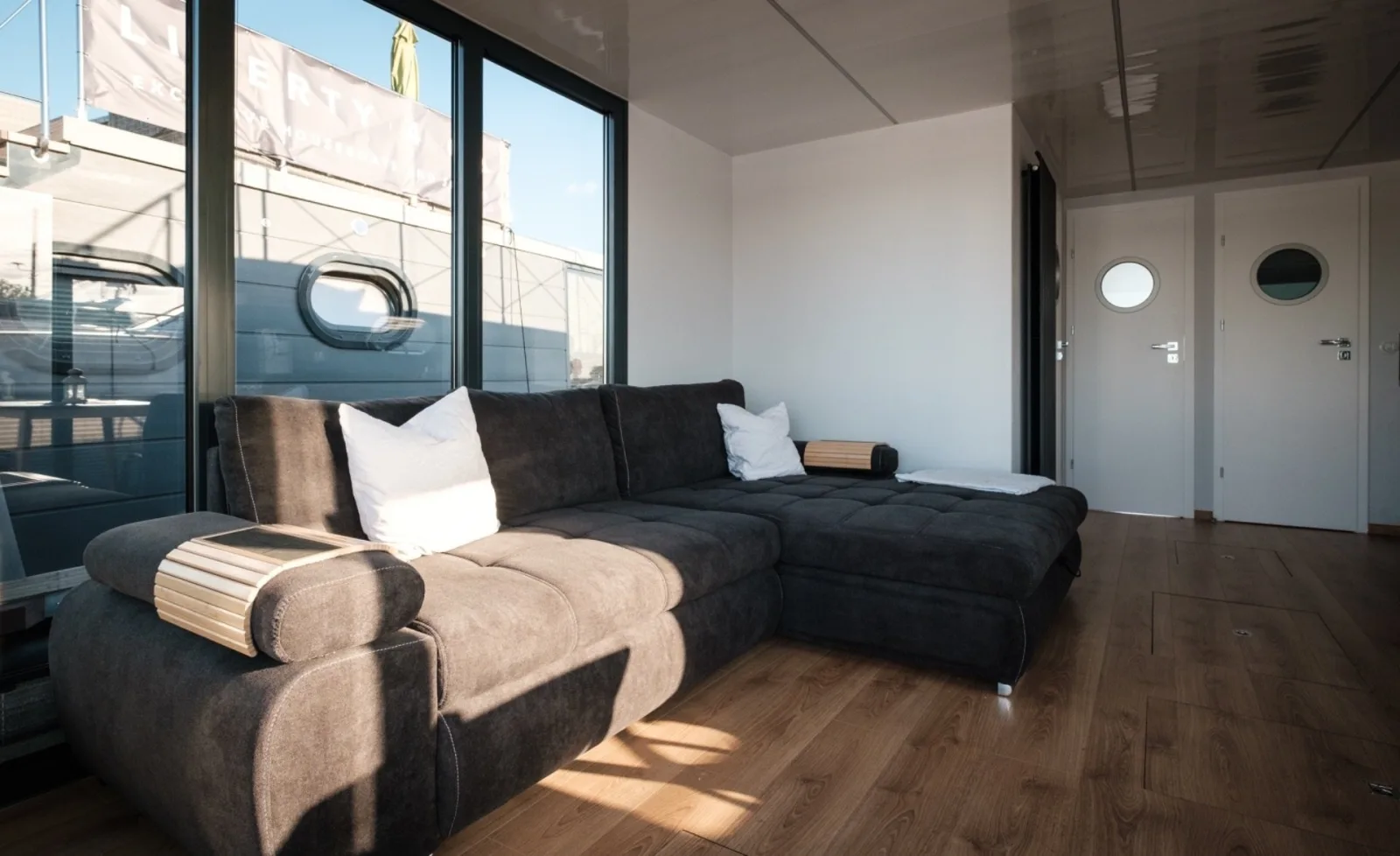 Hausboot Püntenel - stationär - Traumhafte Ferienwohnung AUF dem Wasser