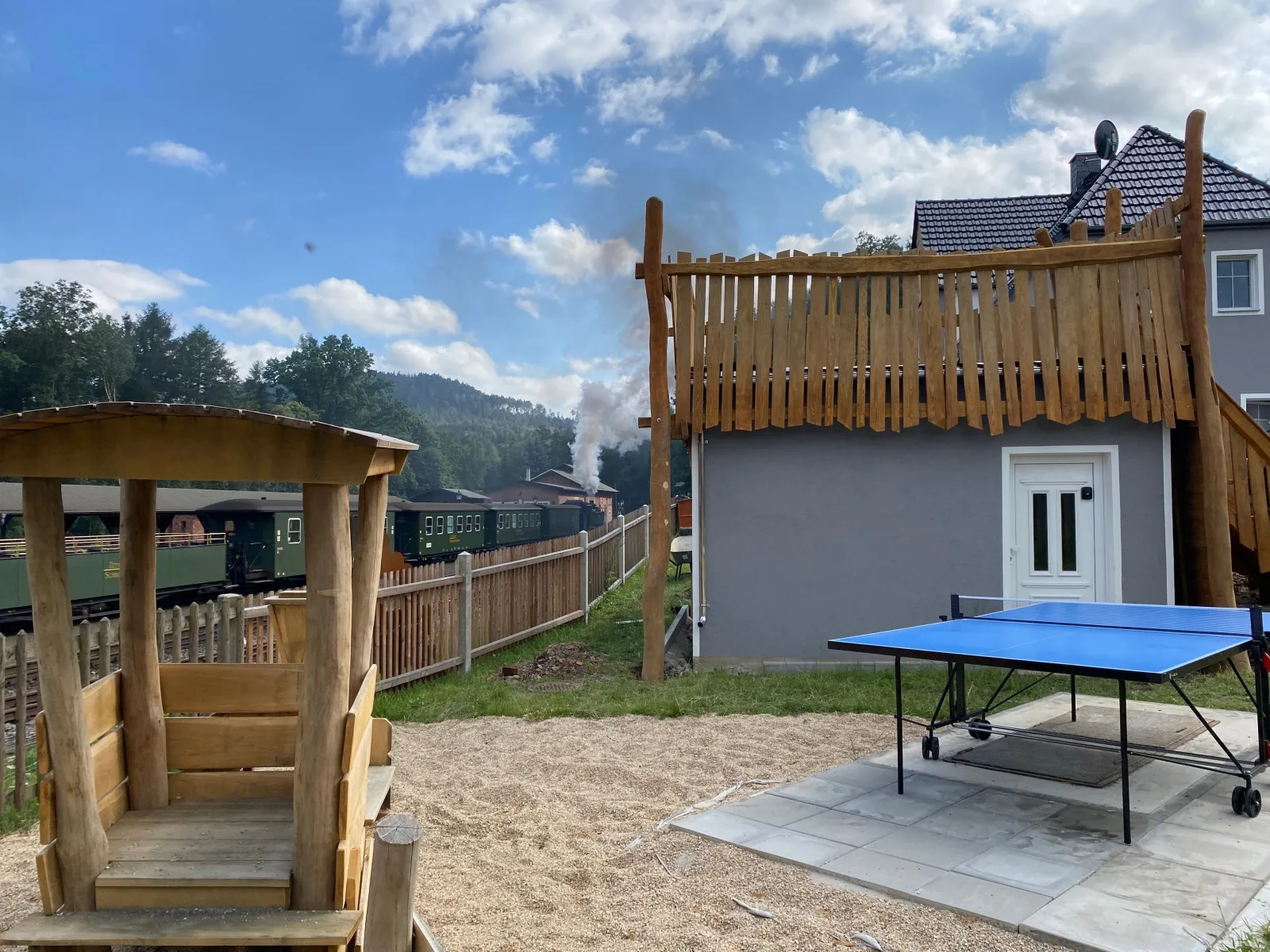 Ferienhaus Bimmelbahn- Familienferienhaus 100 m² am Dampflokbahnhof / Sauna / Trampolin/ Spielezimmer